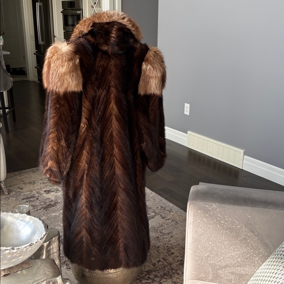 Oh my gosh look at this size small /medium
Mink fox mix genuine fur 1980s - Picture 10 of 17